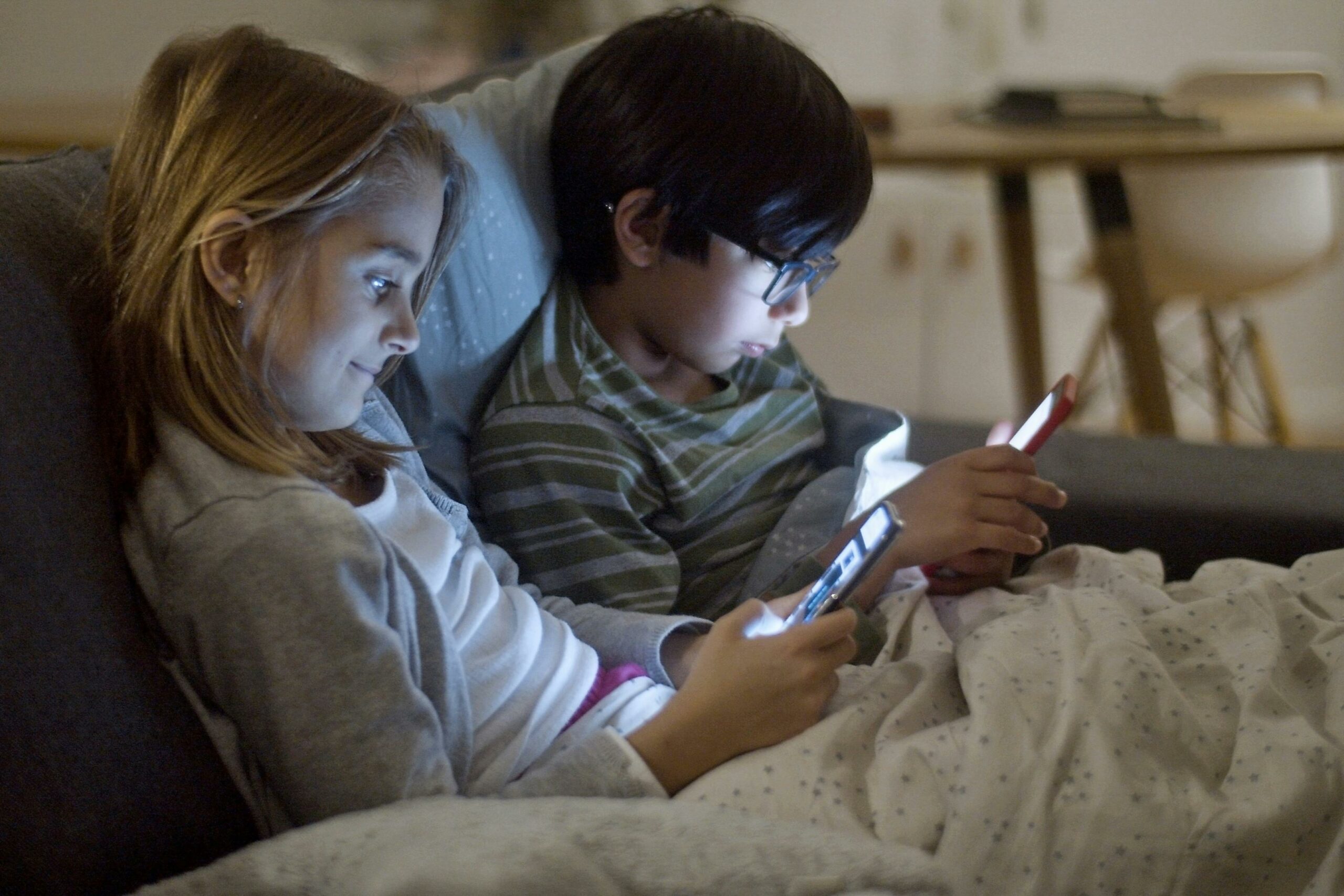 Deux enfant regardent un cellulaire